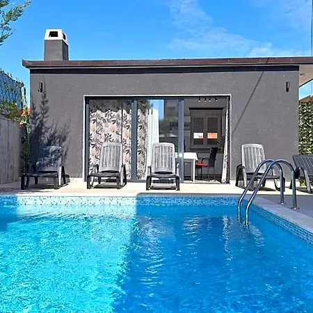 Welcoming With Shared Pool ホテル 3*
