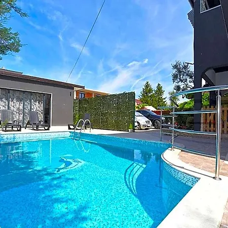 Welcoming With Shared Pool ホテル Fažana